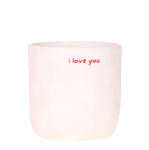 I love you sierpot Zeg het met een pot! De "I love you" pot is de perfecte manier om jouw liefde te laten bloeien – letterlijk en figuurlijk. Deze stijlvolle, glanzende keramieken pot is subtiel vormgegeven in zacht wit met een handgeschreven rood "i love