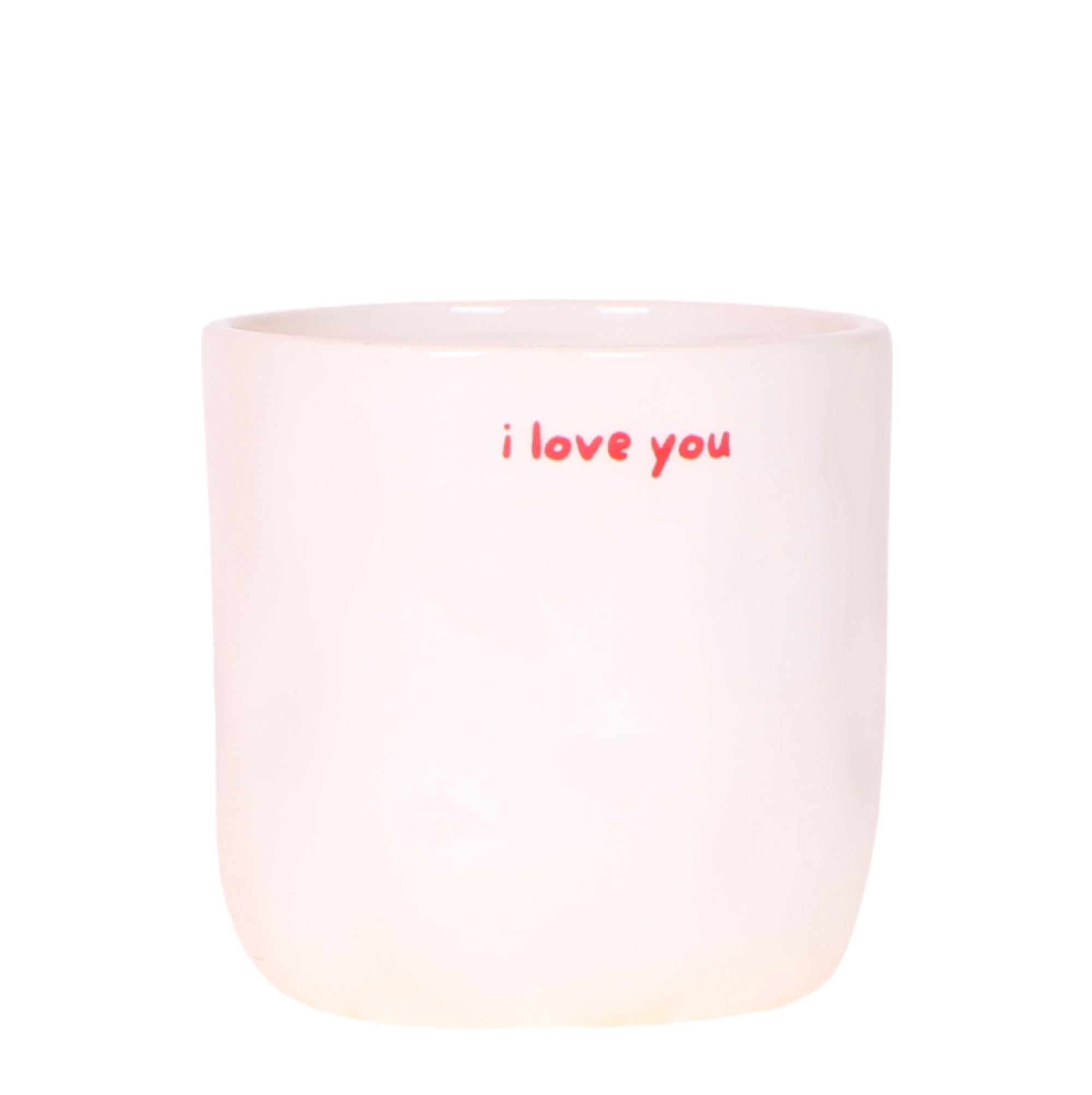 I love you sierpot Zeg het met een pot! De "I love you" pot is de perfecte manier om jouw liefde te laten bloeien – letterlijk en figuurlijk. Deze stijlvolle, glanzende keramieken pot is subtiel vormgegeven in zacht wit met een handgeschreven rood "i love
