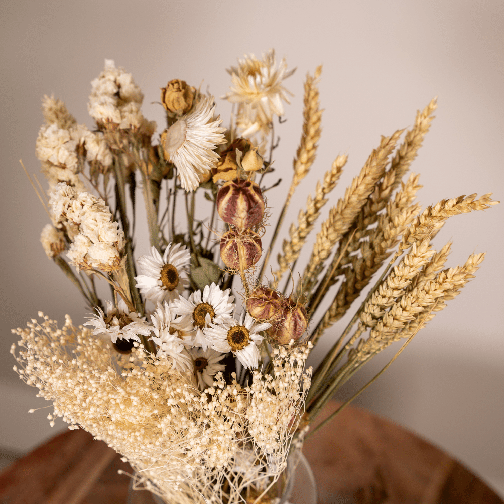 Everspring droogbloemen plukboeket naturel met verschillende gedroogde bloemen en graanaren in neutrale tinten