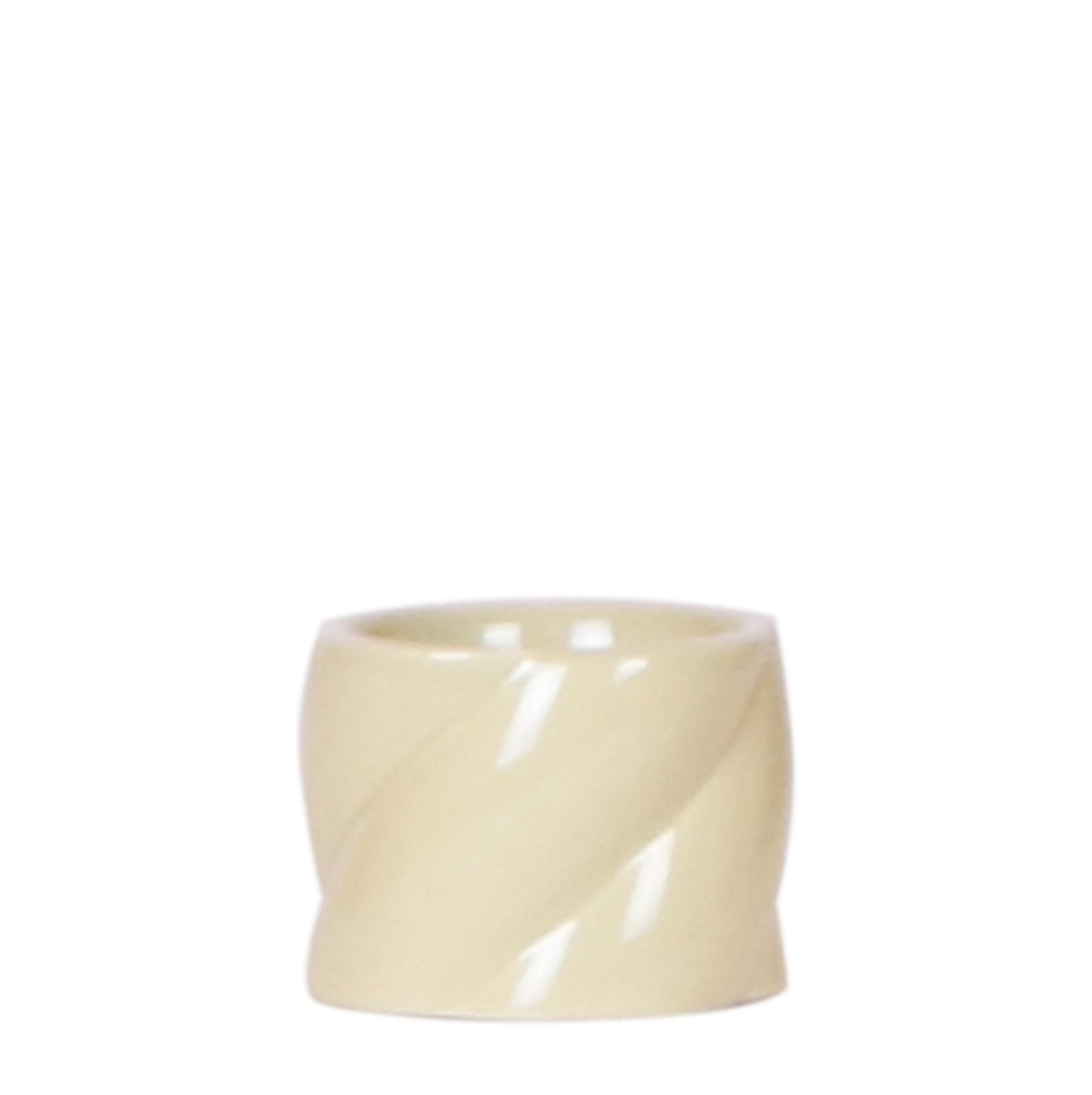 Everspring pot met gedraaide textuur in een glanzende afwerking groene sierpot met glans