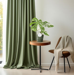 Monstera Deliciosa Variegata kopen bij Everspring in groene pot op houten tafel in moderne woonkamer