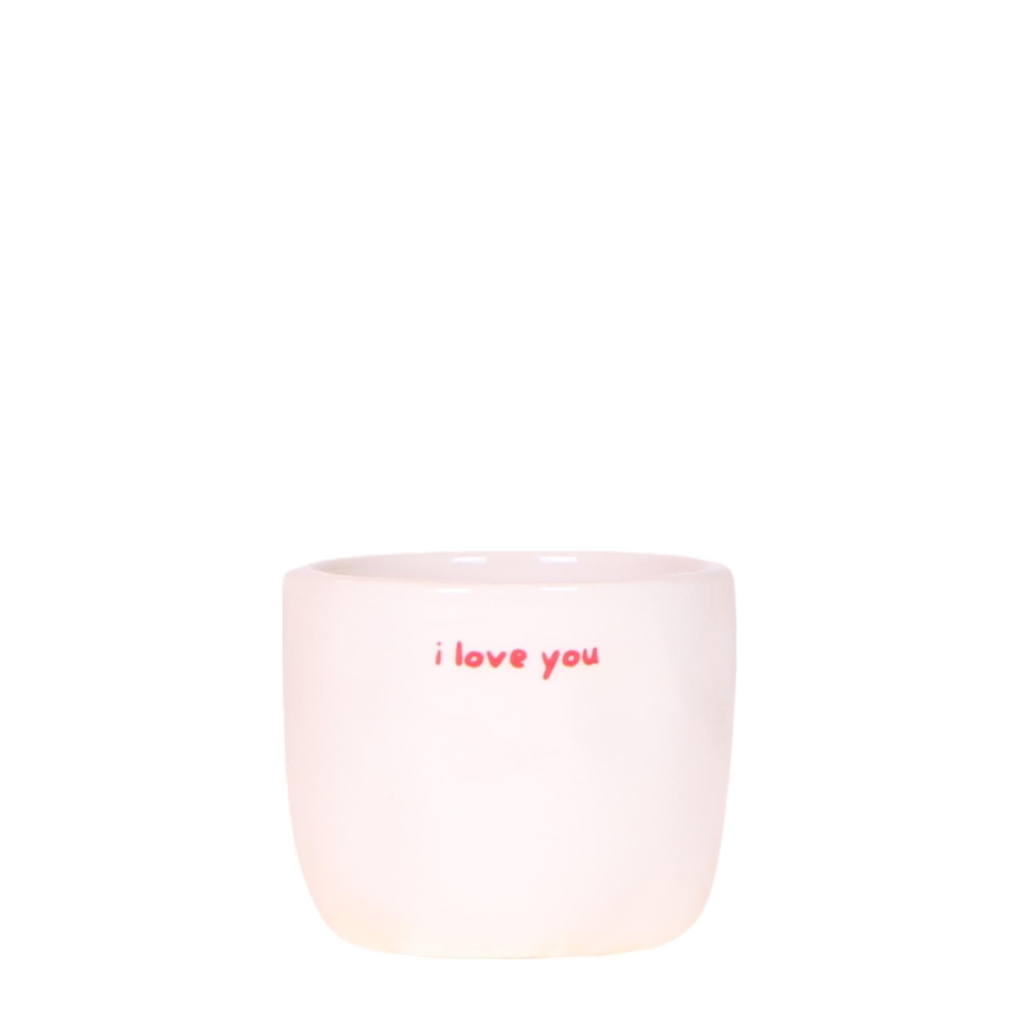 I love you sierpot Zeg het met een pot! De "I love you" pot is de perfecte manier om jouw liefde te laten bloeien – letterlijk en figuurlijk. Deze stijlvolle, glanzende keramieken pot is subtiel vormgegeven in zacht wit met een handgeschreven rood "i love