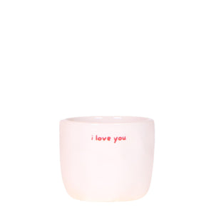 I love you sierpot Zeg het met een pot! De "I love you" pot is de perfecte manier om jouw liefde te laten bloeien – letterlijk en figuurlijk. Deze stijlvolle, glanzende keramieken pot is subtiel vormgegeven in zacht wit met een handgeschreven rood "i love